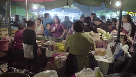 Belebte-Imbissstände-Servieren-Mahlzeiten-An-Die-Osterfeierlichkeiten-(Semana-Santa)-In-Antigua-Guatemalagua