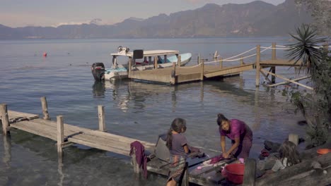 Maya-Frauen-Waschen-Kleidung-Am-Atitlan-See-In-Guatemala