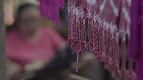 Una-Mujer-Maya-Teje-Usando-Un-Telar-Tradicional-En-Guatemala-1