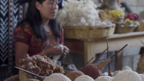 Una-Mujer-Maya-Demuestra-La-Fabricación-De-Textiles-Con-Algodón-Crudo-En-Guatemala-1