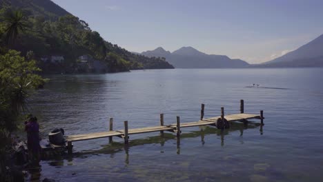 Las-Mujeres-Mayas-Lavan-Ropa-Junto-Al-Lago-De-Atitlán-En-Guatemala-2