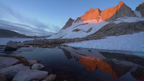 Sonnenaufgang-Reflexion-Von-Royce-Peak-Am-Royce-Lake