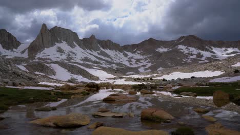 Picos-Alpinos-De-La-Sierra-Alta-Y-Agua-En-El-Parque-De-Granito-3