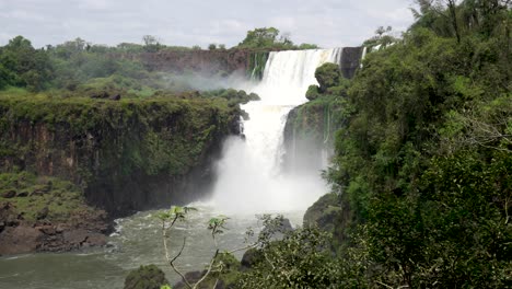Stunning-view-of-roaring-waterfalls-at-Iguazu-NP