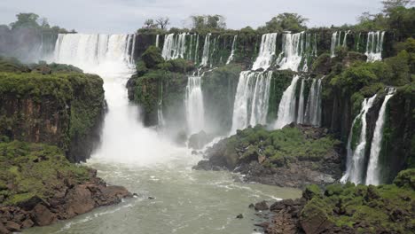 Stunning-view-of-roaring-waterfalls-at-Iguazu-NP-7