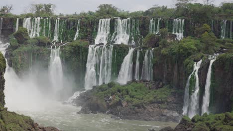 Towering-cascades-Parque-Nacional-Iguazu-1