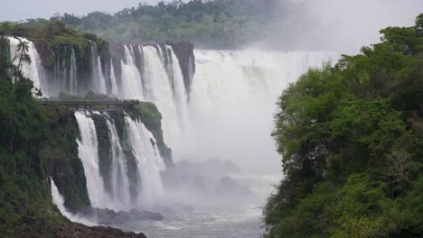 Blick-Den-Iguazu-Fluss-Hinauf-Bis-Zur-Kehle-Des-Teufels