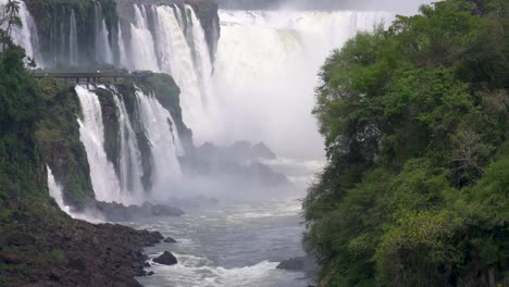 Blick-Den-Iguazu-Fluss-Hinauf-Bis-Zur-Kehle-Des-Teufels-1