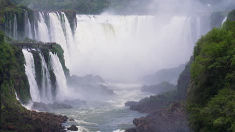 Blick-Den-Iguazu-Fluss-Hinauf-Zur-Teufelsschlund-2