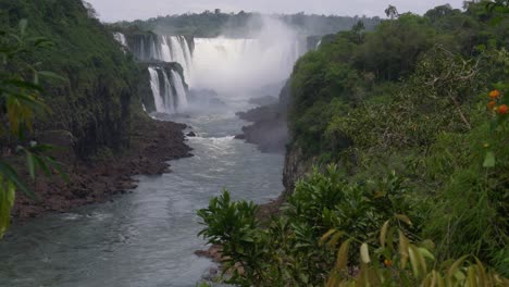 Blick-Den-Iguazu-Fluss-Hinauf-Bis-Zur-Kehle-Des-Teufels-4