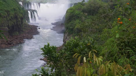 Blick-Den-Iguazu-Fluss-Hinauf-Zur-Teufelsschlund