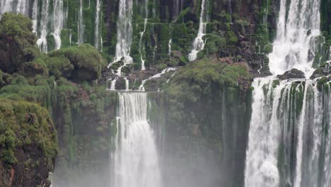 Towering-cascades-Parque-Nacional-Iguazu-2