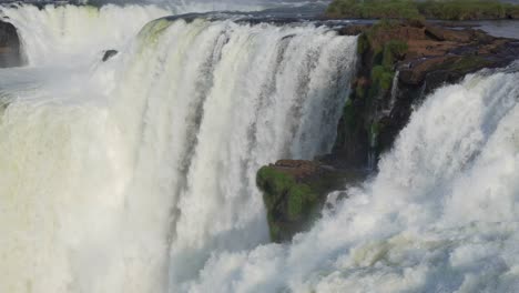 Die-Kehle-Des-Teufels-Iguazu-Fällt-1