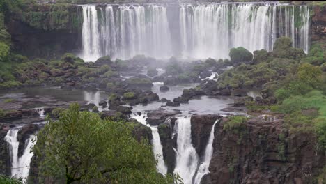 Blick-Von-Brasilien-Auf-Die-Wasserfälle-Von-Iguazu-In-Argentinien-14