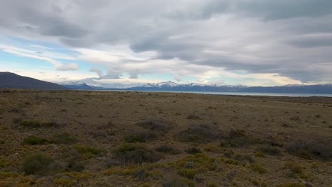 Schöne-Antenne-Von-Patagonien-Nahe-Der-Küste-Von-Lago-Argentinien-El-Calafate-Argentinien-2