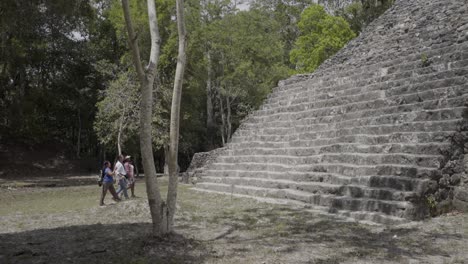 Hermoso-Clip-De-Las-Antiguas-Ruinas-Mayas-De-Yaxha-En-La-Región-De-Petén-De-Guatemala-1