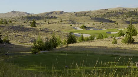 Ein-Golf-Tee-Und-Ein-Green-Auf-Dem-Golfplatz-Der-Rock-Creek-Cattle-Company-In-Montana