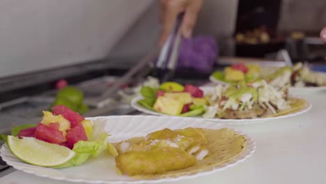 Un-Chef-De-Orden-Corta-Prepara-Tacos-De-Pescado-En-La-Cocina-De-Un-Restaurante
