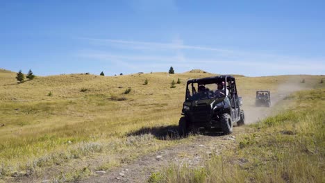 Zwei-ATVs-Auf-Einer-Ranch-Road-Im-Zentrum-Von-Montana