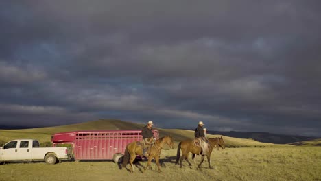 Cowboys-Zu-Pferd-Während-Einer-Morgendlichen-Razzia-Einer-Rinderherde-In-Montana