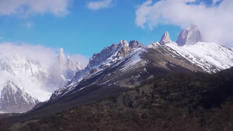 Wolken-Reißen-über-Die-Gipfel-Des-Cerro-Torre-Und-Des-Monte-Fitz-Roy-Im-Fitzroy-Nationalpark-Argentinien