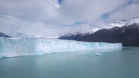 Blaues-Eis-Und-Spalten-Am-Ende-Der-Perito-moreno-gletscher-Massiver-Eisfluss-In-Argentinien