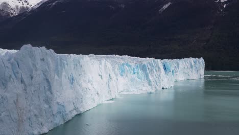 Blaues-Eis-Und-Spalten-Am-Ende-Der-Perito-moreno-gletscher-Massiver-Eisfluss-In-Argentinien-2