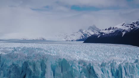 Hielo-Azul-Y-Grietas-En-El-Término-De-Los-Glaciares-Perito-Moreno-Flujo-Masivo-De-Hielo-En-Argentina-4