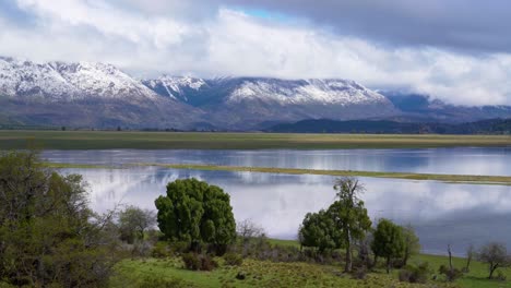 Dramatische-Wolken-über-Laguna-Terraplen-Und-Den-Schneebedeckten-Bergen-Von-Los-Alerces-National-Park-Argentinien
