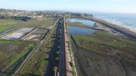 Antenne-über-Einem-Amtrak-Zug,-Der-Neben-Dem-Pazifischen-Ozean-In-Der-Nähe-Von-San-Diego-Fährt