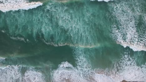 Eine-Luftperspektive-Mit-Direktem-Blick-Auf-Den-Ozean-Mit-Einrollenden-Wellen