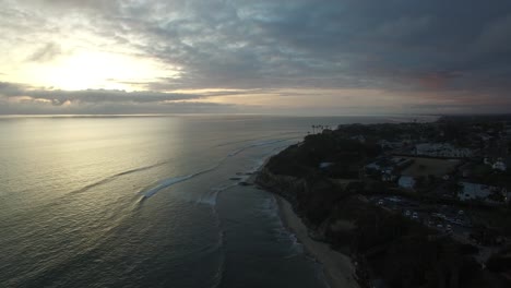 Una-Hermosa-Antena-Sobre-La-Costa-De-California-Al-Norte-De-San-Diego