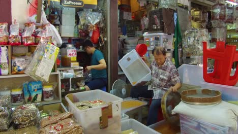 Hombres-Chinos-Trabajan-En-Una-Tienda-De-Mascotas-En-Hong-Kong