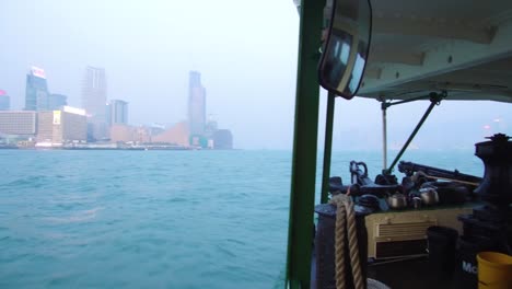 Vista-Desde-El-Ferry-De-Hong-Kong-Cruzando-El-Puerto-De-China