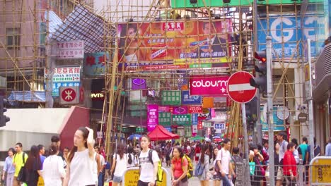 Panorámica-De-Un-Concurrido-Distrito-Comercial-En-Hong-Kong,-China,-Para-Ver-A-Los-Trabajadores-En-Andamios-De-Bambú
