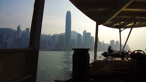 Eröffnungsaufnahme-Von-Der-Fähre-Zeigt-Den-Hafen-Von-Hongkong-Und-Die-Skyline-Mit-Wolken-3