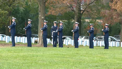 Un-Funeral-Militar-Patriótico-En-El-Cementerio-De-Arlington,-Washington-DC,-Incluye-Un-Saludo-De-21-Armas.