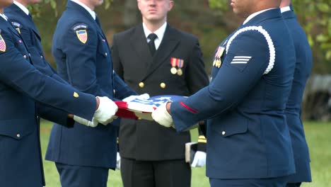 Un-Funeral-Militar-Patriótico-En-El-Cementerio-De-Arlington-Washington-DC-Incluye-El-Juego-De-Grifos-1