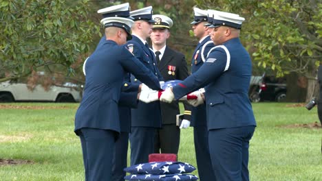 Ein-Patriotisches-Militärbegräbnis-Auf-Dem-Friedhof-Von-Arlington-Washington-DC-Beinhaltet-Das-Spielen-Von-Taps-2