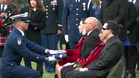 Ein-Patriotisches-Militärbegräbnis-Auf-Dem-Friedhof-Von-Arlington-Washington-DC-Beinhaltet-Das-Spielen-Von-Taps-3