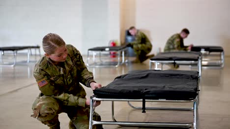Oregon-National-Guard-Soldiers-Assemble-A-Coronavirus-médico-Ward-N-The-Jackman-Long-Building-2
