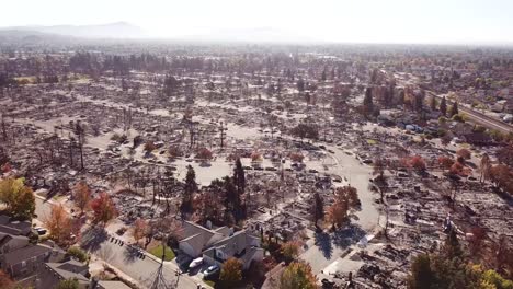 Schockierende-Antenne-Der-Verwüstung-Von-Der-Brandkatastrophe-Von-Santa-Rosa-Tubbs-2017-2