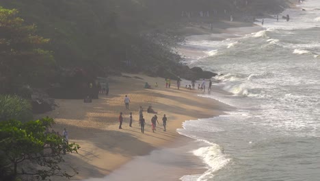 Indianer-Genießen-Einen-Tag-Am-Strand-Entlang-Der-Felsigen-Küste-Von-Kerala-Indien