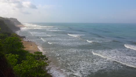Indianer-Genießen-Einen-Tag-Am-Strand-Entlang-Der-Felsigen-Küste-Von-Kerala-Indien-1