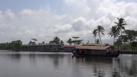 Una-Casa-Flotante-Turística-Viaja-Río-Arriba-En-Kerala,-India