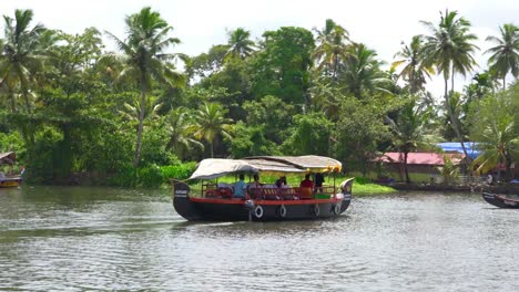 Casas-Flotantes-Y-Actividades-A-Lo-Largo-Del-Río-En-Los-Remansos-De-Kerala,-India
