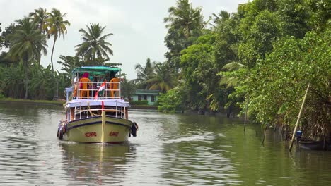 Houseboats-and-activities-along-the-river-in-the-backwaters-of-Kerala-India-2