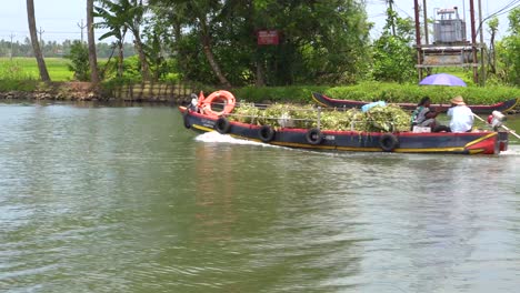 Houseboats-and-activities-along-the-río-in-the-backwaters-of-Kerala-India-4