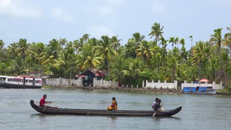 Houseboats-and-activities-along-the-río-in-the-backwaters-of-Kerala-India-6