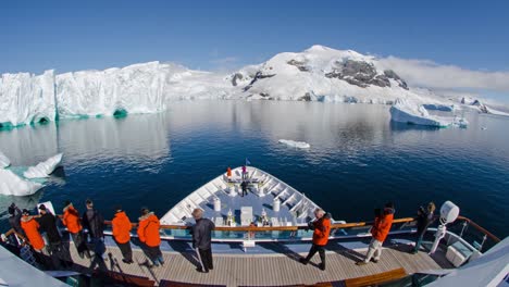Eine-Pov-Zeitrafferaufnahme-Eines-Schiffes,-Das-Eisberge-Und-Touristen-Durchquert,-Die-Durch-Die-Antarktis-In-Der-Andvord-Bucht-Fahren